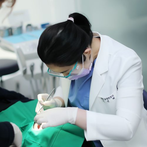 강남역 워싱턴치과교정과 이근혜 원장 교정 진료 모습