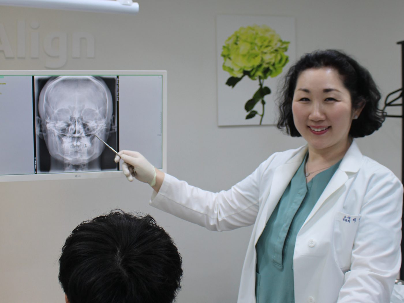 이근혜 원장이 정면 두부 엑스레이로 골격성·치성 여부를 설명하는 모습 — 비수술 골격교정 정밀 진단