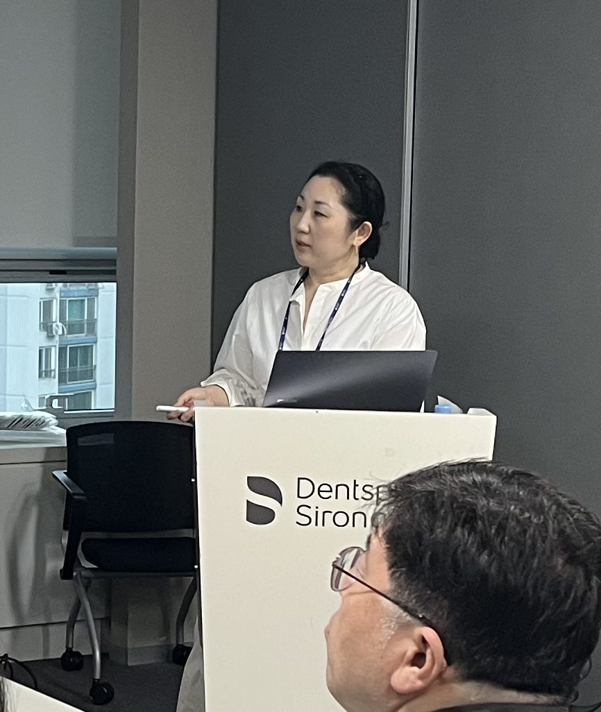 이근혜 원장 2026년 슈어스마일 투명교정 강연 모습 — 덴츠플라이시로나 세미나